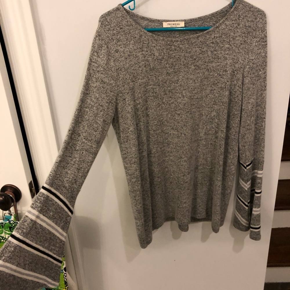 grey long sleeve shirt